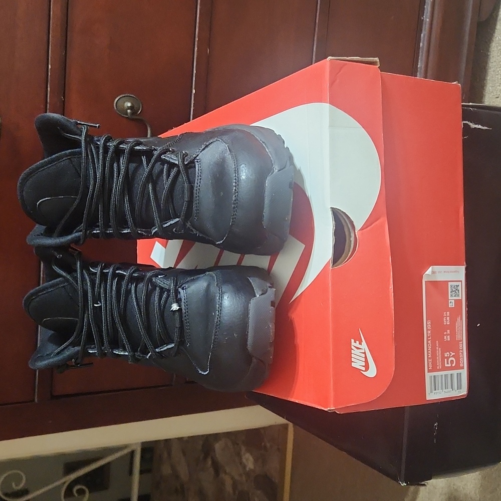 Worn but Like New 5.5y Black Nike Manoa